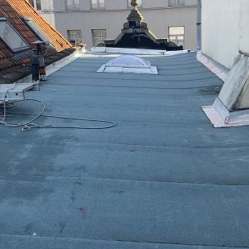Rouleaux bitumes aluminium sur le toit
