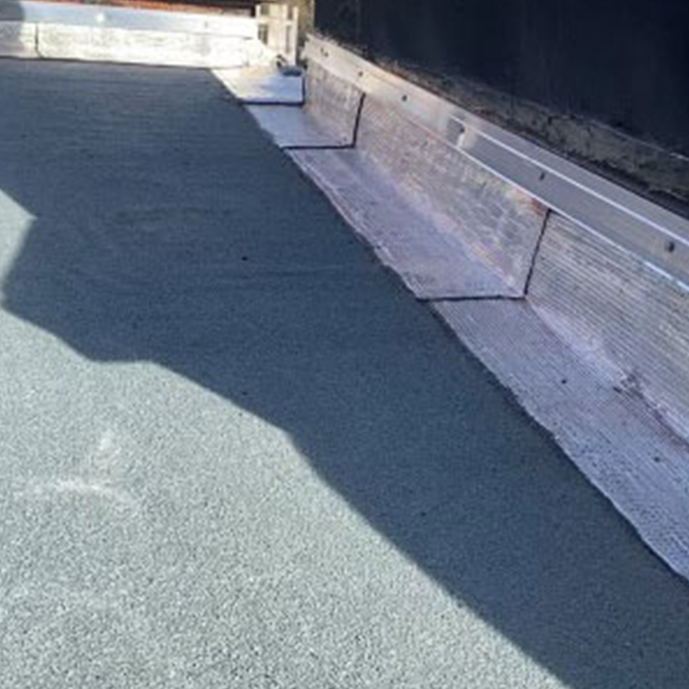 Rouleaux bitumes avec pose sur le toit d'un chantier