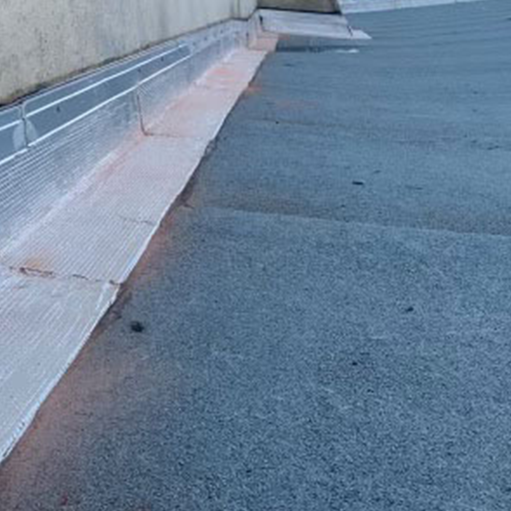 Chantier de toit avec rouleaux bitumes en aluminium